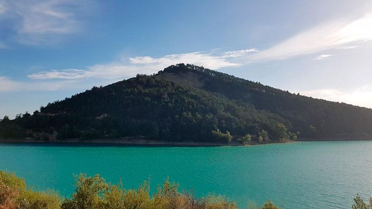 El embalse navarro de aguas salinas y turquesas ideal para la práctica de actividades acuáticas