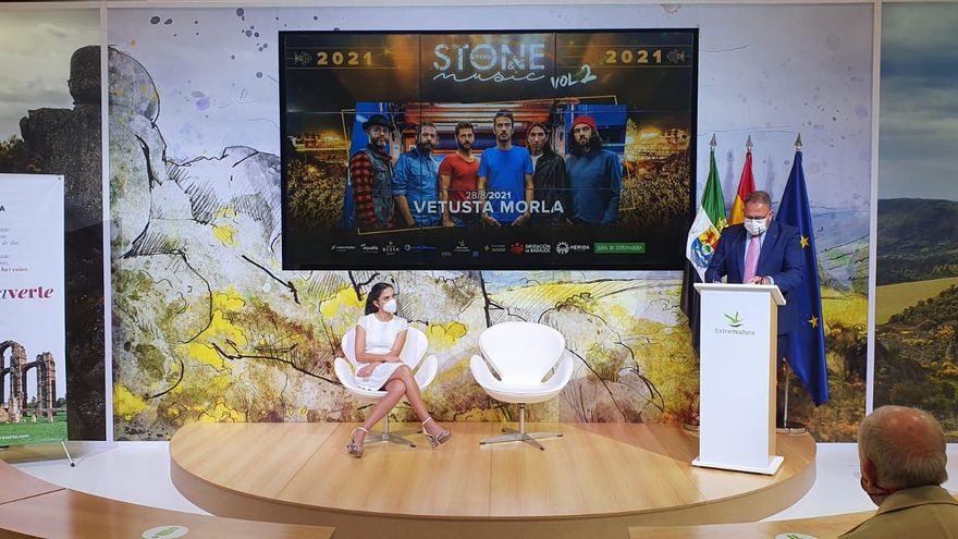 El alcalde de Mérida, Antonio Rodríguez Osuna, haciendo el anuncio en Fitur