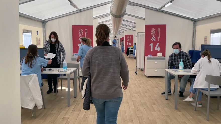 El hospital de campaña junto a La Fe de València este lunes poco antes de suspenderse el proceso de vacunación.