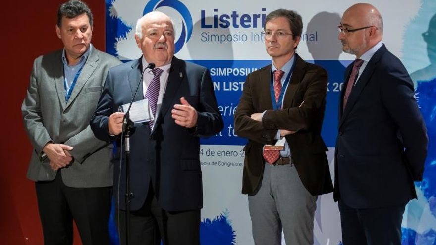 De izq a dcha).El profesor de la Universidad de Misissippi, Juan Silva; el consejero de Salud y Familias de la Junta de Andalucía, Jesús Aguirre; el jefe de la Unidad de Enfermedades Infecciosas del Hospital Virgen del Rocío, José Miguel Cisneros, y el secretario general de Investigación, Desarrollo e Innovación de la Junta de Andalucía, Isaac Túnez, en declaraciones a los medios de comunicación durante el segundo día del I Simposio Internacional sobre Listeriosis que se celebra en el Palacio de Congresos de Sevilla.