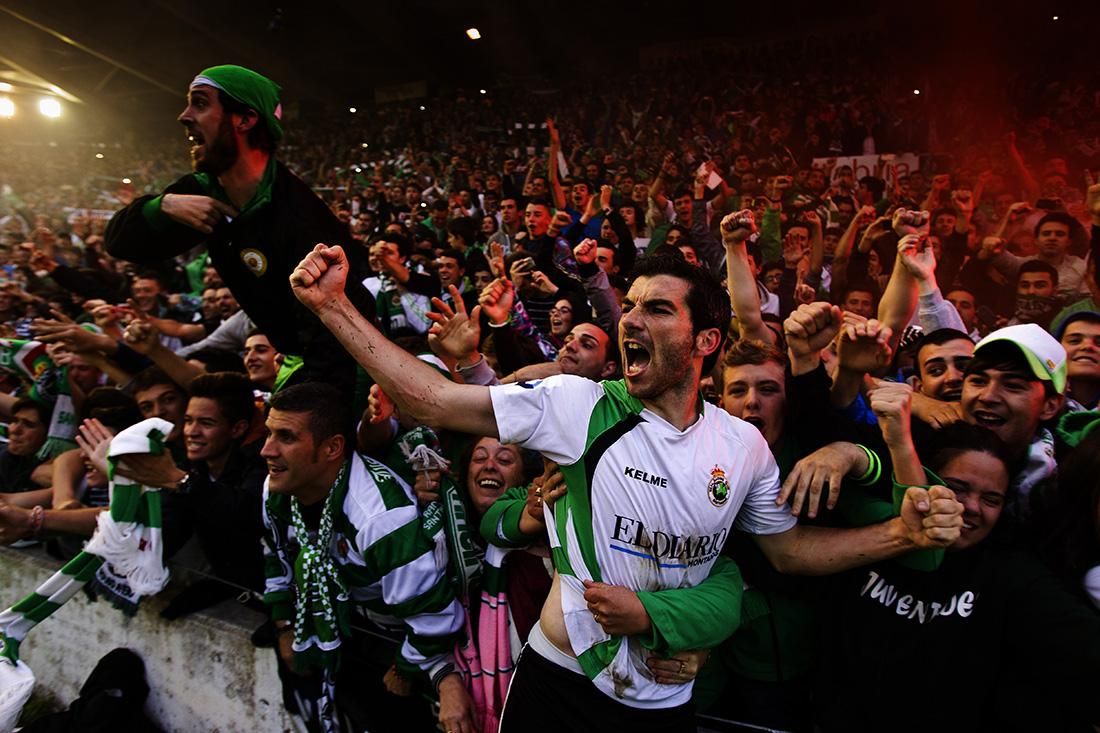 El jugador del Racing Iñaki celebra junto a los aficionados el ascenso del Racing a 2ª División al finalizar el partido contra el Llagostera. | JAVIER COTERA (25/05/2014)