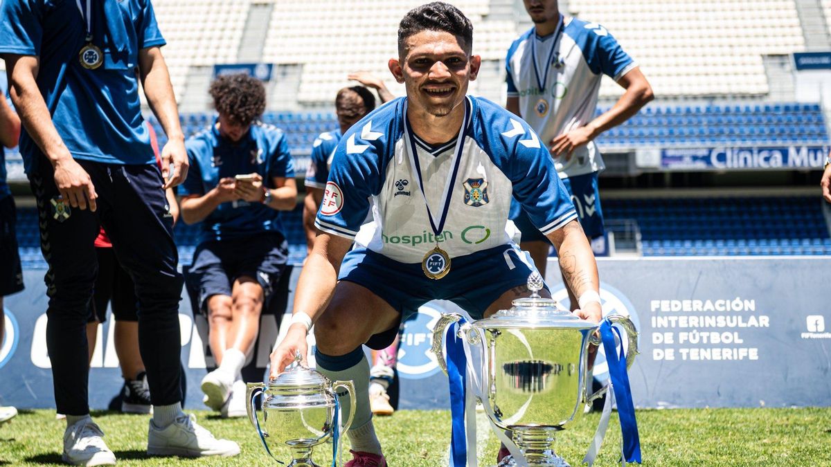 Fabricio, con la Copa Heliodoro lograda con el Tenerife B