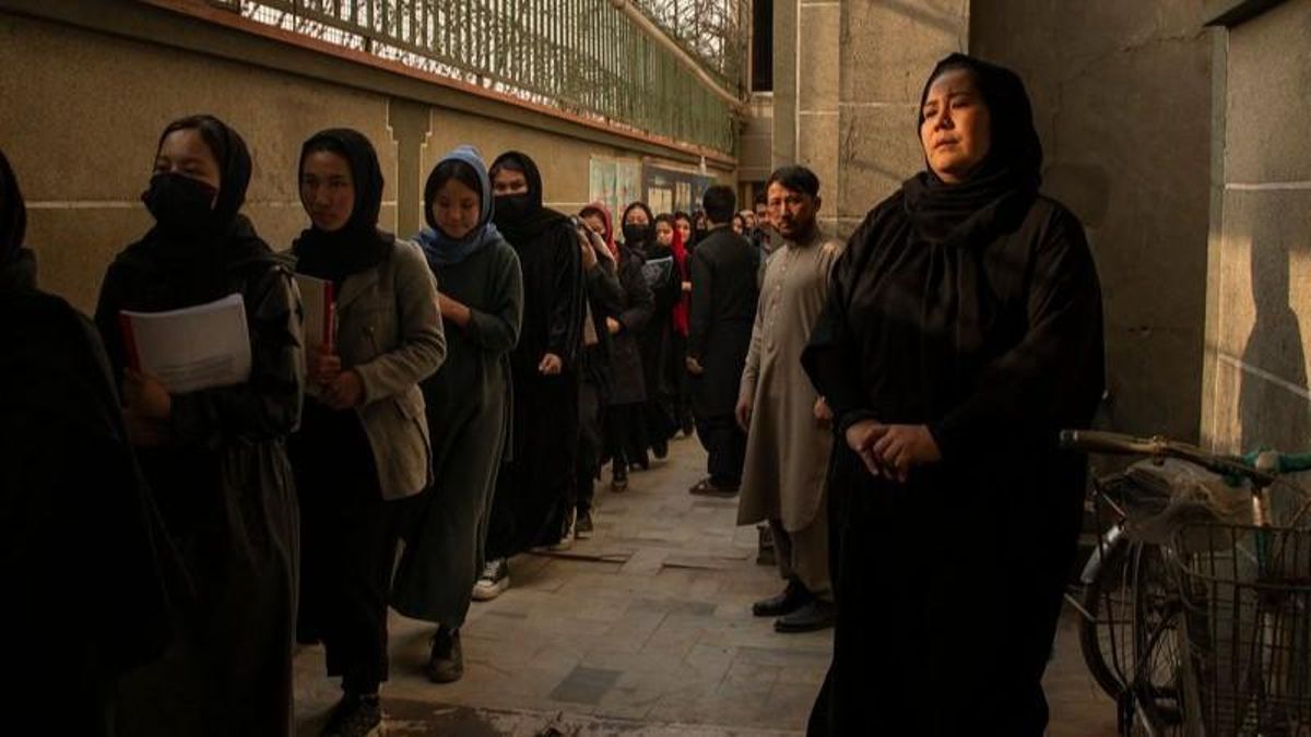 Unas 700 jóvenes logran estudiar en un instituto privado; sin embargo, no pueden obtener un título oficial ni acceder a la universidad (Kabul, Afganistán, 2024).