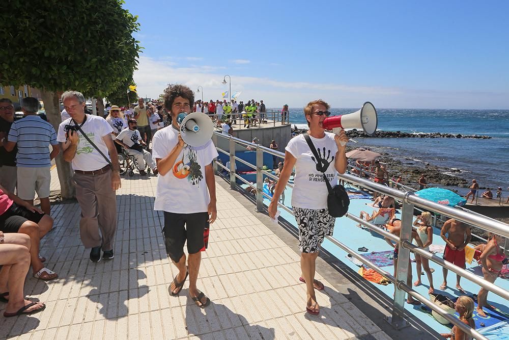 Manifestación convocada por la Coordinadora Canaria contra las Regasificadoras, en Agüimes. (Foto: Aljandro Ramos).