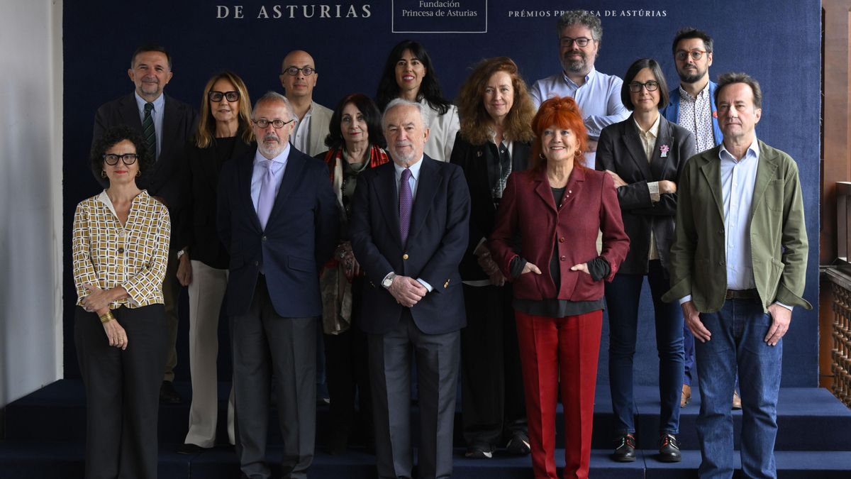 Foto de familia de los integrantes del jurado del Premio Princesa de Asturias de las Letras 2026 que se falla mañana, miércoles, en Oviedo/Uviéu.