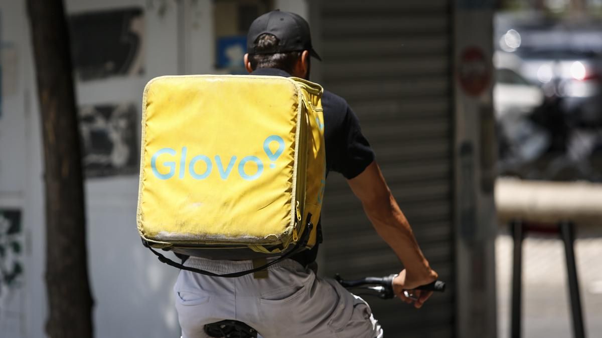 Repartidor de Glovo a las horas de más calor en Córdoba