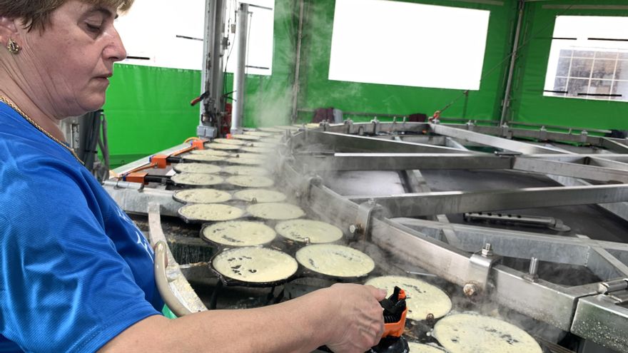 Las filloas ganan la partida a las urnas en Lestedo: la fiesta gastronómica obliga a trasladar el colegio electoral