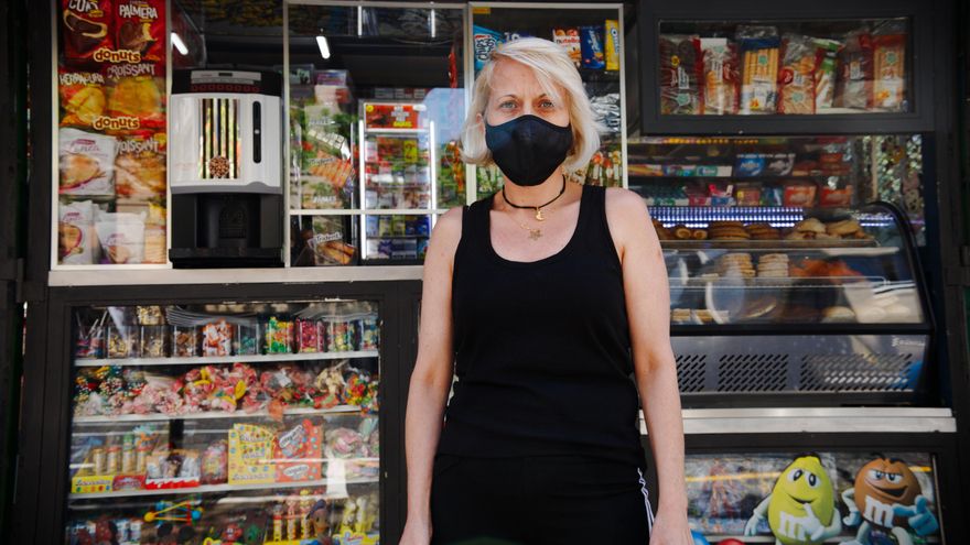 Maricielo, frente a su kiosko en Santa Cruz. (Andrea Domínguez)