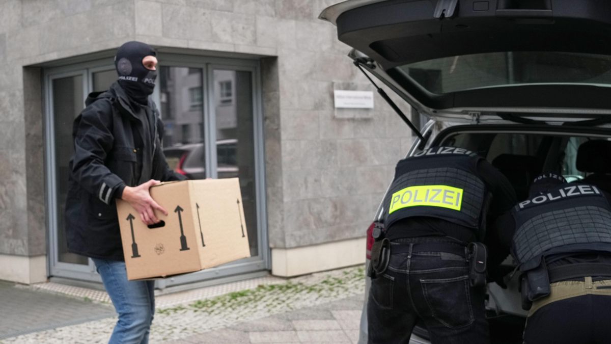 Un agente de policía a las puertas de un edificio en Berlín-Mitte. Según el registro mercantil, en esa dirección está registrada una empresa de gestión de activos, cuyo socio general es August Hanning.