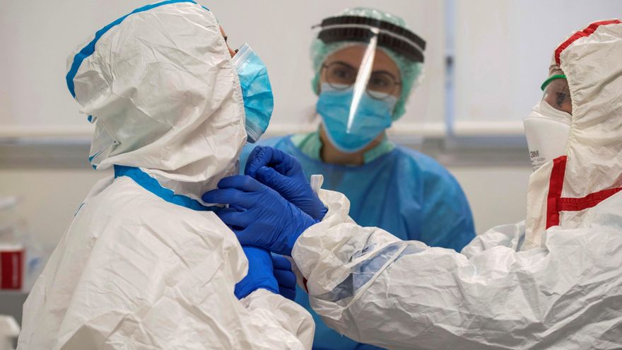 Una sanitaria se prepara para realizar pruebas PCR. EFE/ David Arquimbau Sintes/Archivo