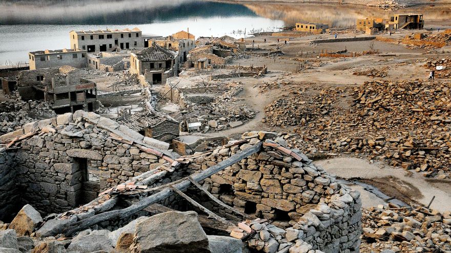 La aldea de Aceredo es de nuevo visible por la bajada de las aguas en el embalse de Lindoso. La sequía y la explotación para producir electricidad han hecho que el embalse lleve desde octubre en torno al 20% de su capacidad.
