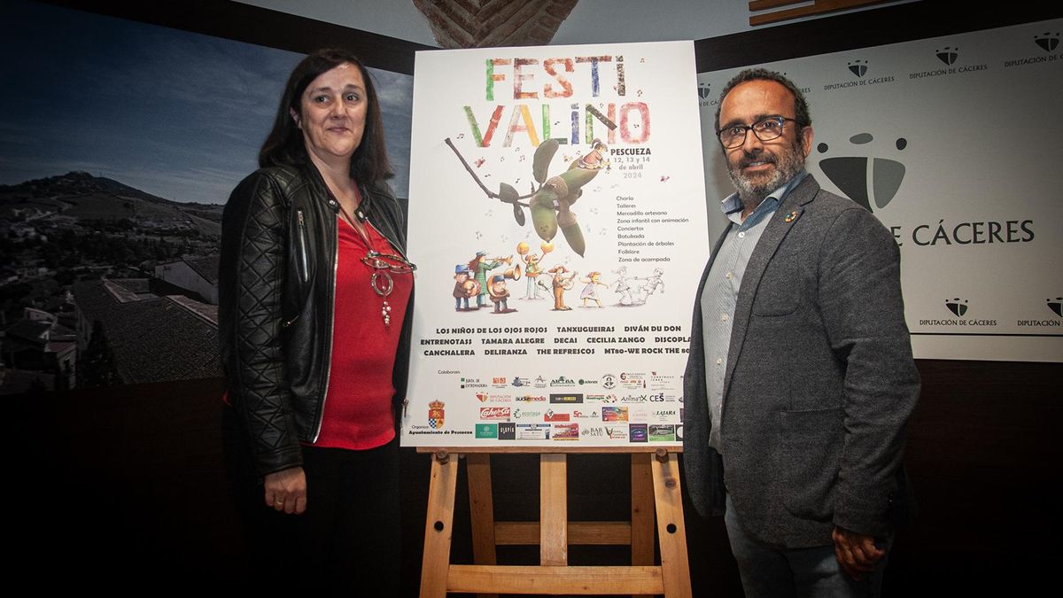 La alcaldesa de Pescueza y el presidente de Diputación Cáceres, Miguel Morales, en la presentación del festival