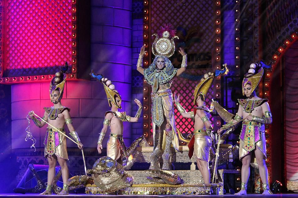 Drag Sethlas con un diseño de Willie Dí­az titulado 'Veneno del Desierto'. (Foto:Cirenia Vico)