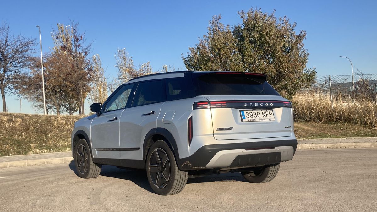Las líneas generales de coche recuerdan a los 4x4 clásicos.
