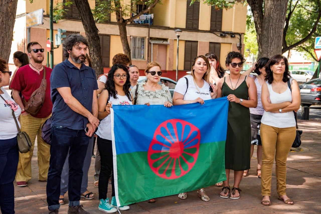 Manifestación en contra del antigitanismo: presencia de partido políticos con la bandera gitana