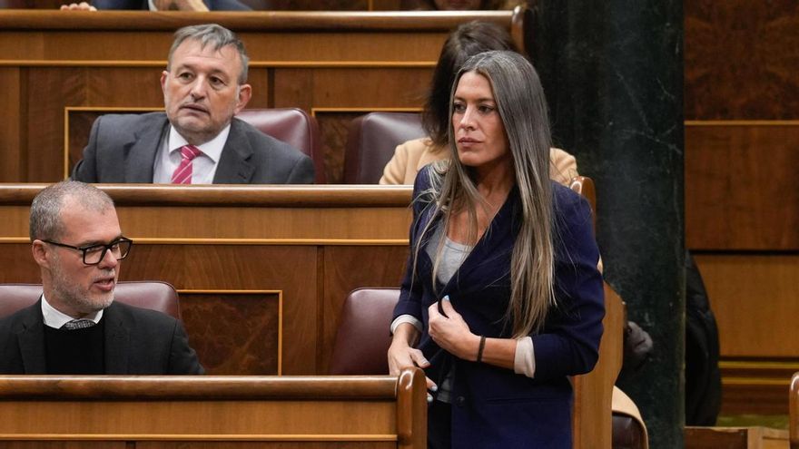 La diputada y portavoz de Junts, Míriam Nogueras (d), durante el pleno extraordinario del Congreso de los Diputados este martes, en Madrid.