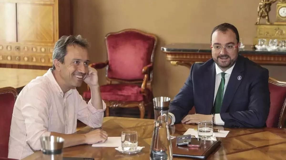 Barbón recoge el guante de IU y acepta reunirse con Zapico para abordar las discrepancias en el Gobierno de Asturias