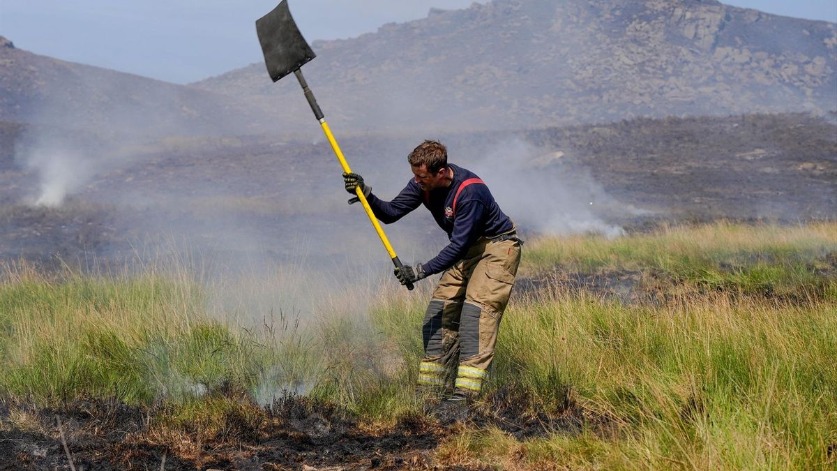 Un bombero durante un incendio forestal el 16 de julio en Glossop, Inglaterra.