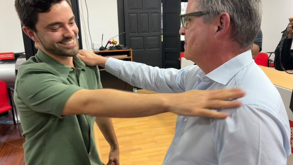 Sergio Llera, a la izquierda, es felicitado por Enrique Rodríguez Nuño tras imponerse en las primarias del PSOE para la Alcaldía ovetense.