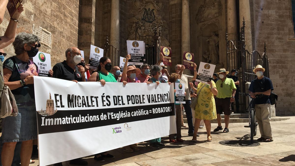 Protesta davant el Micalet de València.