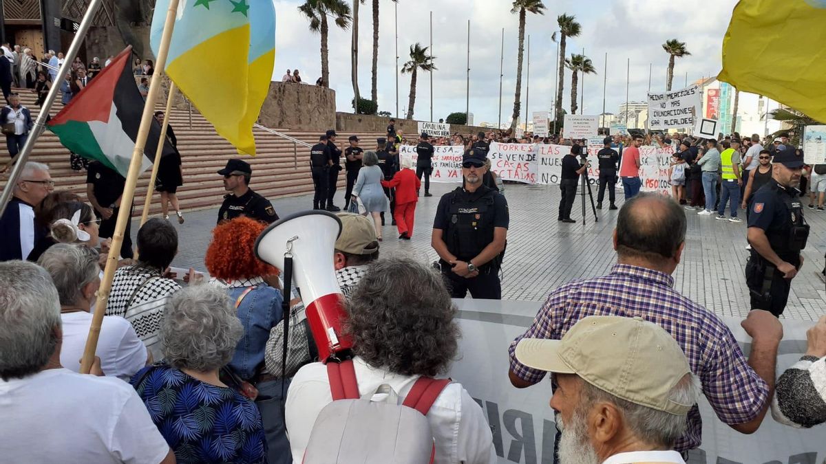 Manifestantes antimilitaristas frente al Alfredo Kraus.