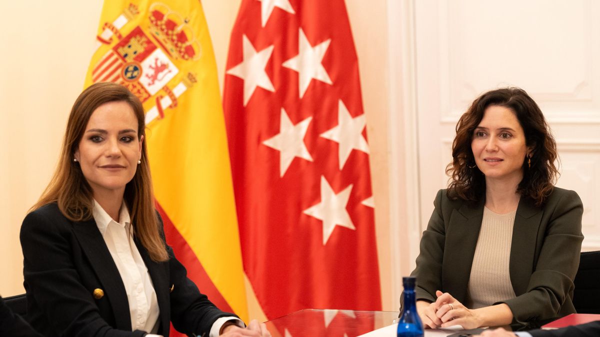 La presidenta de la Comunidad de Madrid, Isabel Díaz Ayuso (d) y la portavoz de Vox en la Asamblea de Madrid, Isabel Pérez Moñino-Aranda (i), durante la segunda jornada de reuniones con los grupos parlamentarios de la Asamblea de Madrid