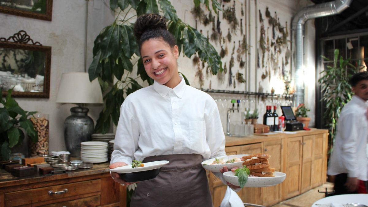 Hafsa encontró trabajo en el restaurante 'El Ovillo' de Madrid gracias al programa 'Empleo Conciencia'