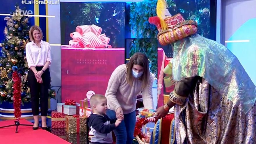 Los Reyes Magos se cuelan en 'La hora de La 1' y sorprenden a una niña confinada