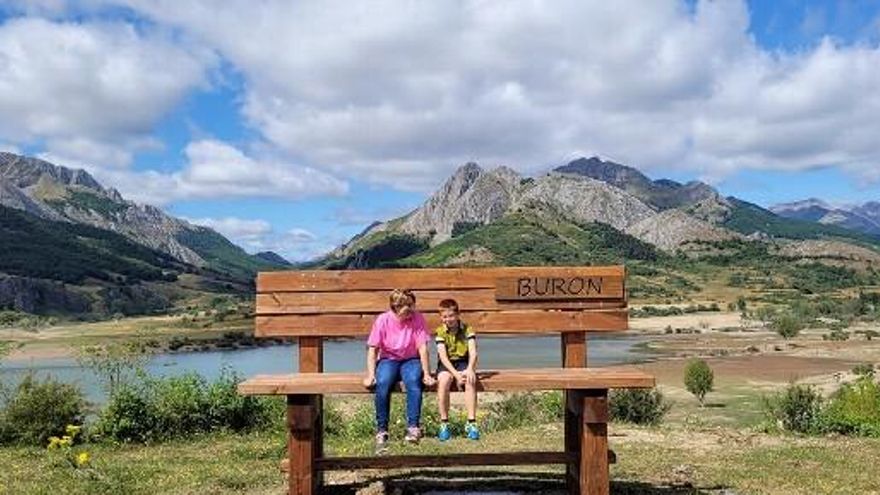 Burón construye el 'banco más grande de León' con impresionantes vistas.