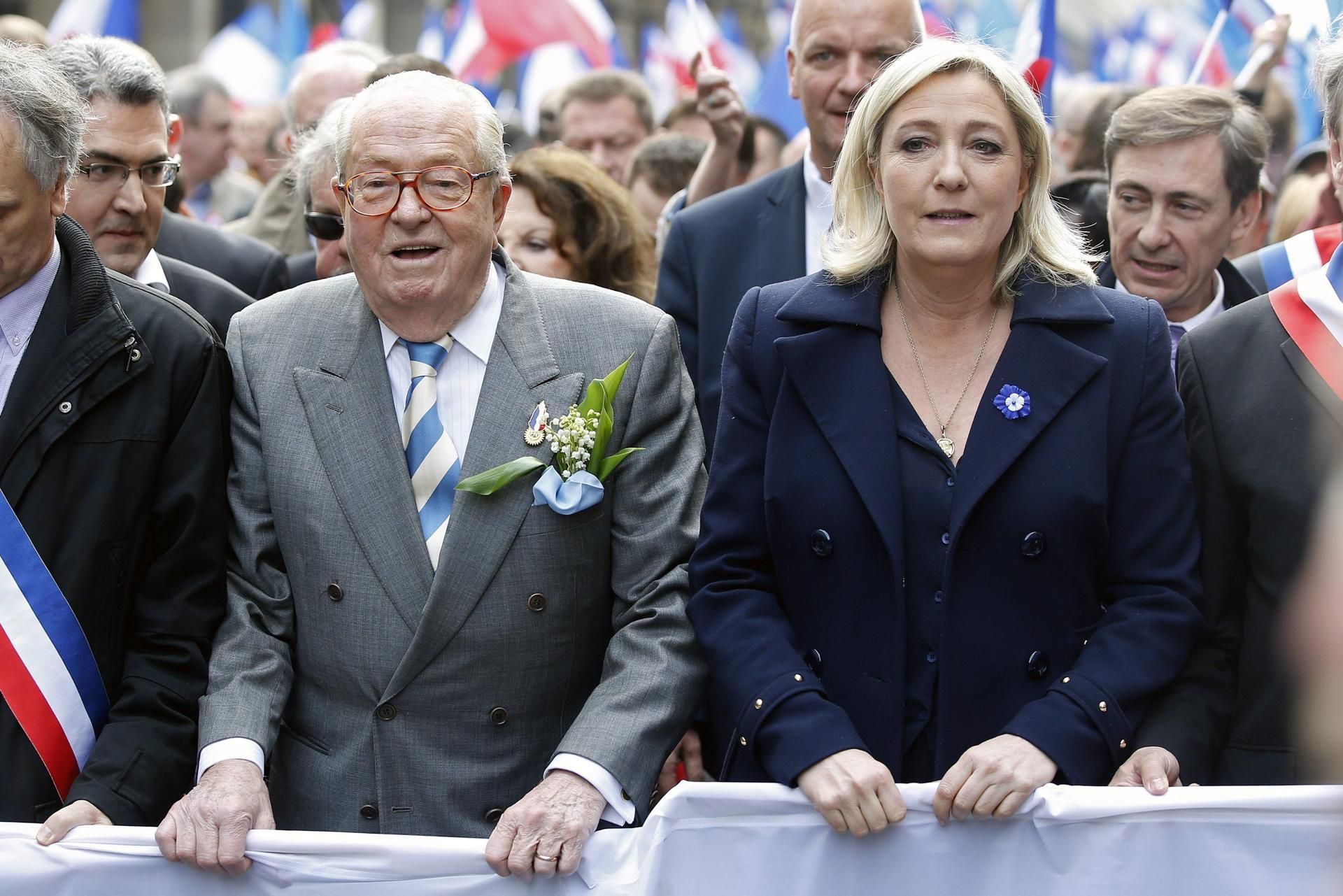 La presidenta del Frente Nacional (FN), Marie Le Pen (dcha), y su padre, el expresidente del partido Jean-Marie Le Pen (izda), en una marcha en París, el 1 de mayo de 2014.
