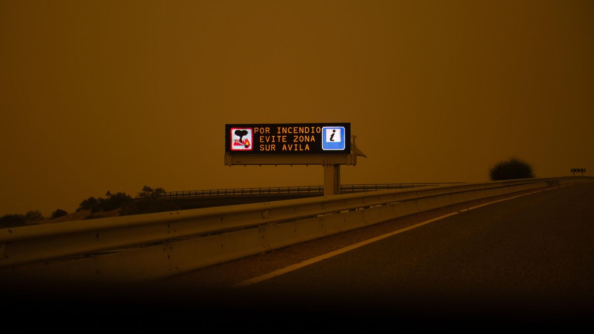 Aviso en la A-5 dirección Talavera de la Reina para acceder al sur de Ávila durante el incendio de Burgohondo, a 26 de julio de 2026.