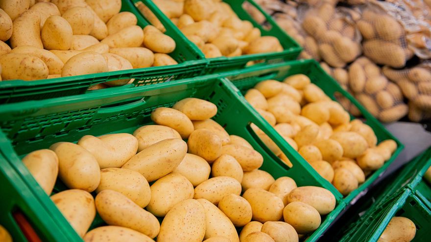 La diferencia entre el precio de origen y lo que paga el consumidor por la patata en Andalucía es del 630 %