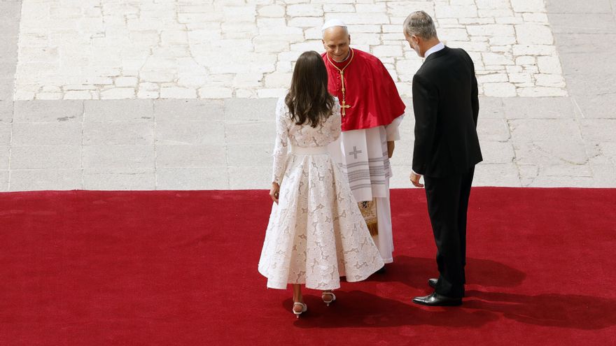 Los reyes Felipe y Letizia reciben al papa León XIV a su llegada al Palacio Real, donde tiene lugar la ceremonia de bienvenida al Sumo Pontífice que inicia este sábado en la capital un viaje de seis días a España. EFE/Ballesteros