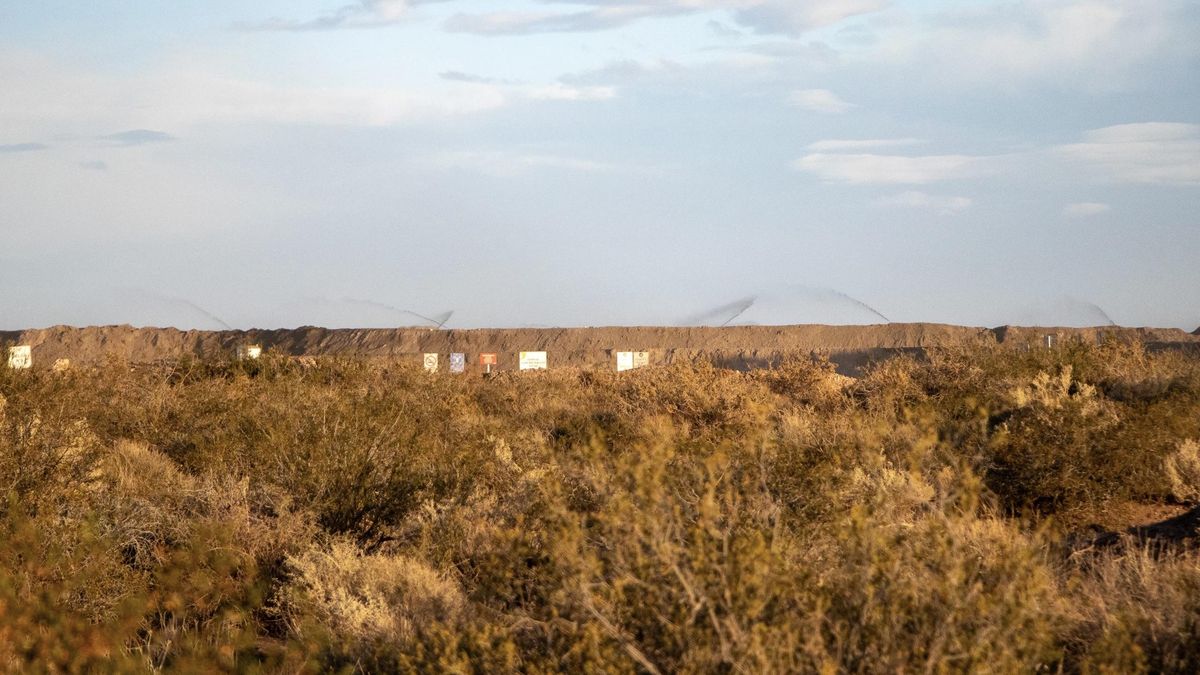 En Añelo se divisan a lo lejos montañas de lodos procedentes del fracking. Los vecinos han expresado su preocupación por la posible contaminación de sus suministros de agua a causa de estos residuos.
