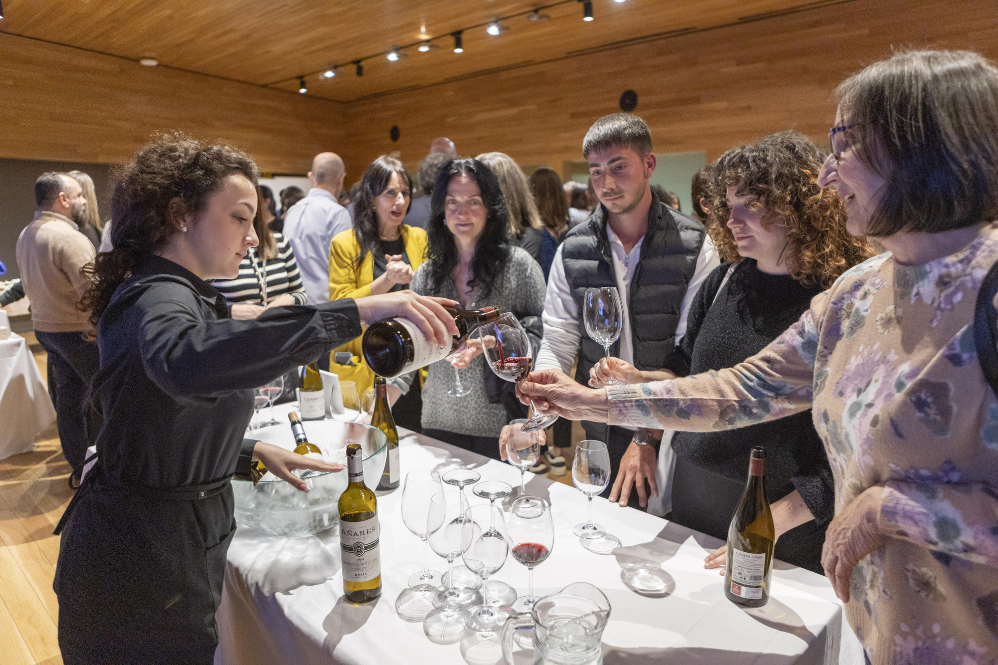Tras el acto, los asistentes brindaron con unos vinos de Bodegas Olarra