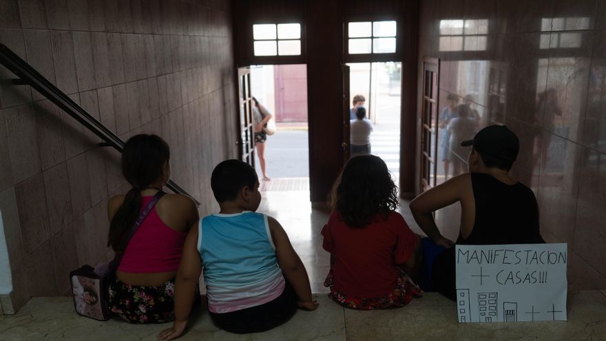 Niños afectados por el desalojo de las casas.