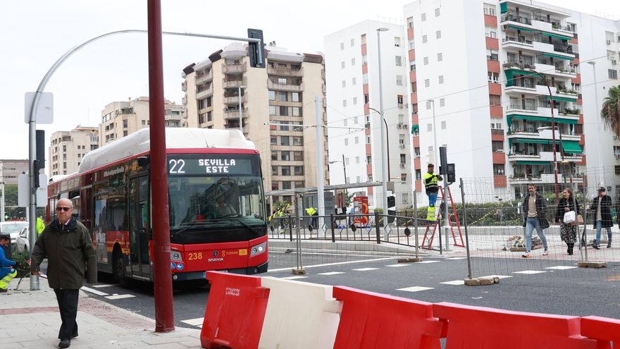 Archivo - Un autobús de Tussam circulando por la avenida de San Francisco Javier, en Sevilla.