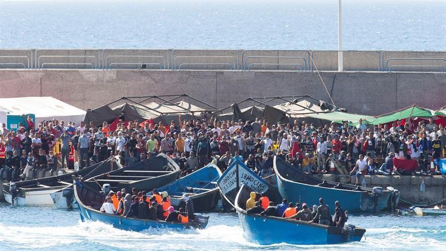 Dos pateras escoltadas por la Guardia Civil llegan al muelle de Arguineguín el pasado 17 de noviembre, donde permanecían más 2.000 personas.