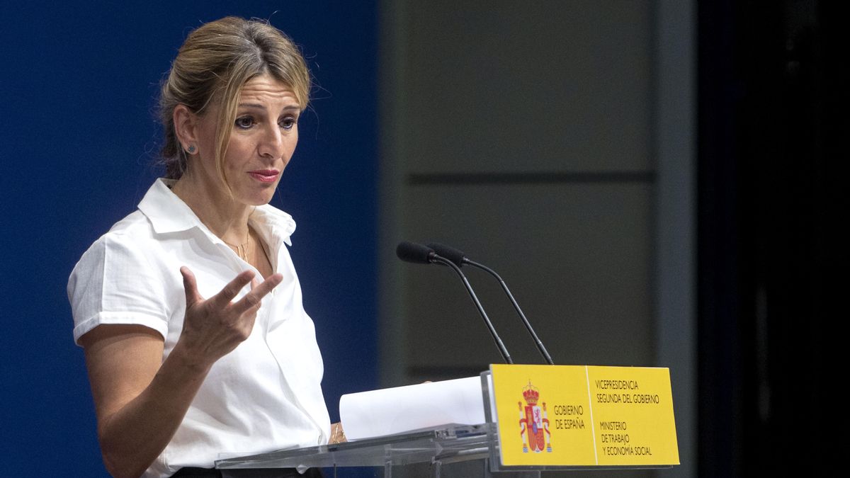 La vicepresidenta segunda y ministra de Trabajo y Economía Social, Yolanda Díaz, comparece tras una reunión con los responsables de las asociaciones de autónomos UPTA, ATA y Uatae, en la sede del Ministerio, a 6 de mayo de 2022, en Madrid (España).