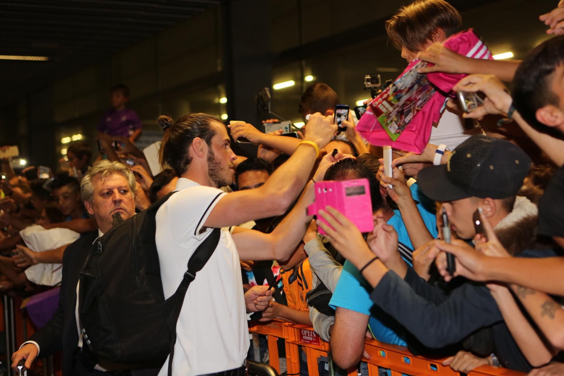 Bale firmando autógrafos en el aeropuerto de Gran Canaria (ALEJANDRO RAMOS)