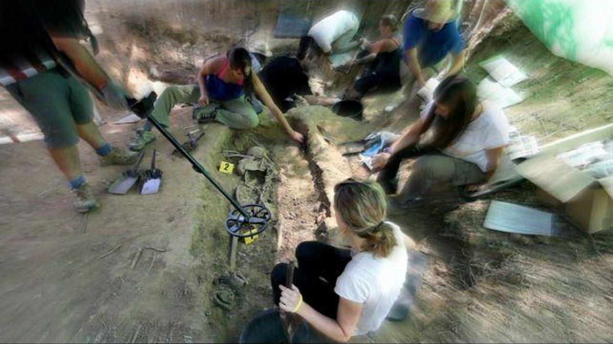 Recuperación de restos de represaliados en una fosa.