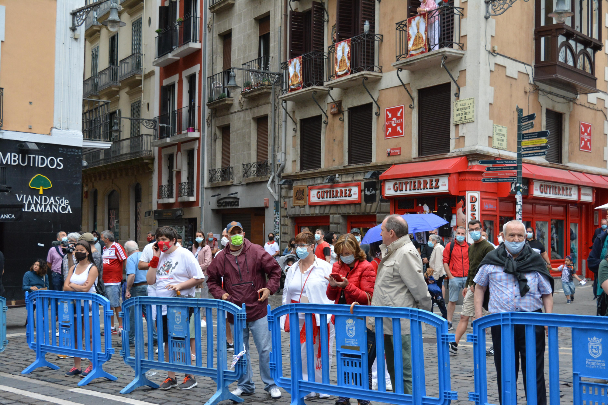 Varias personas vestidas de rojo y blanco en la plaza del Ayuntamiento de Pamplona el 6 de julio de 2021