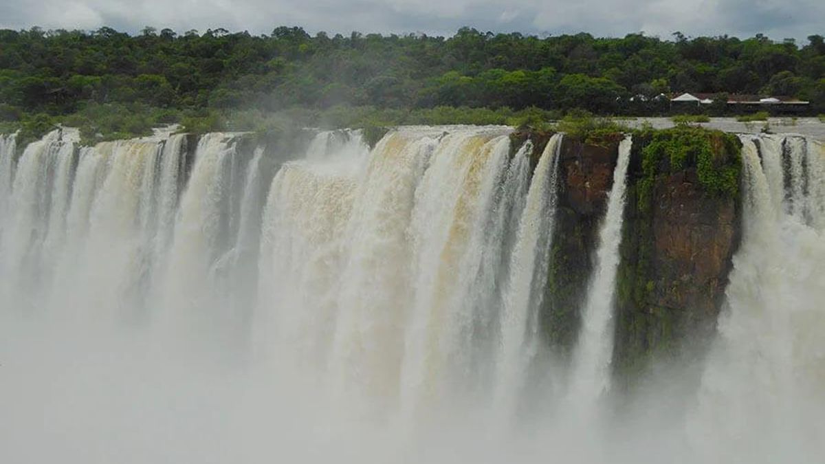 Las Cataratas del Iguazú se desbordan: el caudal se multiplica por nueve y obliga a cerrar el parque argentino