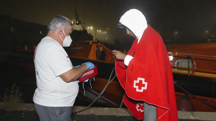 Salvamento rescata a 19 inmigrantes cerca de la costa de Granada