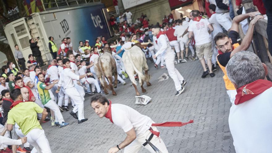 Un toro junto a corredores durante el segundo encierro de las Fiestas de San Fermín 2022 de la ganadería de Fuente Ymbro, en a 8 de julio de 2022, en Pamplona, Navarra (España).