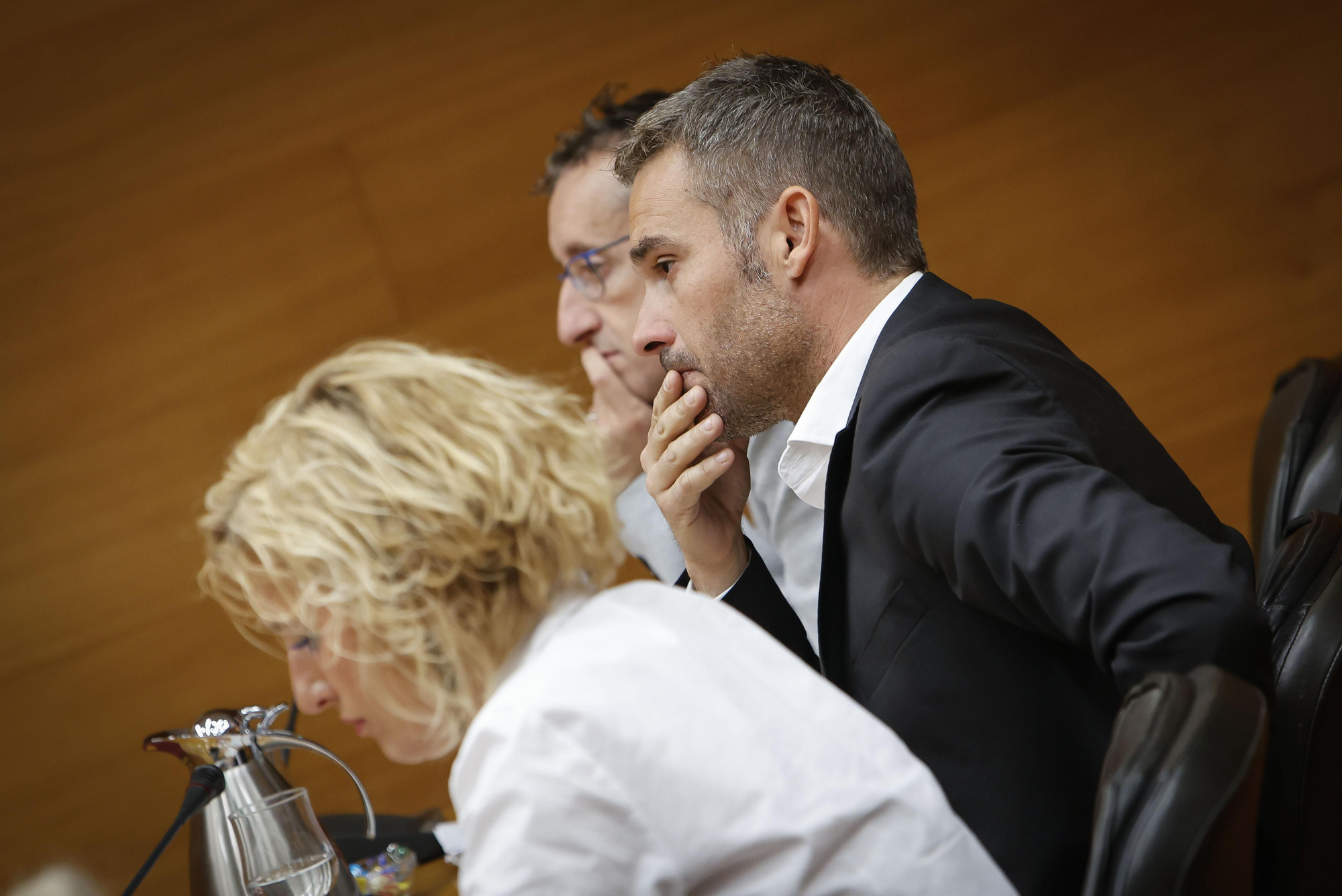 El portavoz de Educación de Compromís, Gerard Fullana, durante la Comisión de Economía de la cámara autonómica.