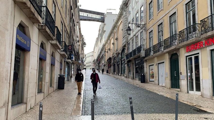 Dos personas caminan por una calle vacía del centro de Lisboa (Portugal). EFE/ Cynthia De Benito