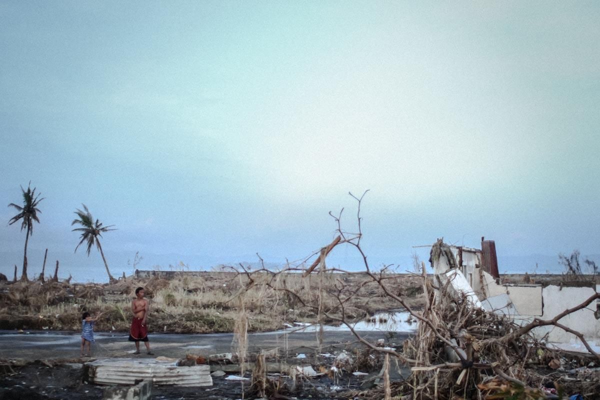 Parte de la autopista nacional que une el aeropuerto de Tacloban con el centro de la ciudad./ Fotografía: Acción contra el Hambre/Daniel Burgui.