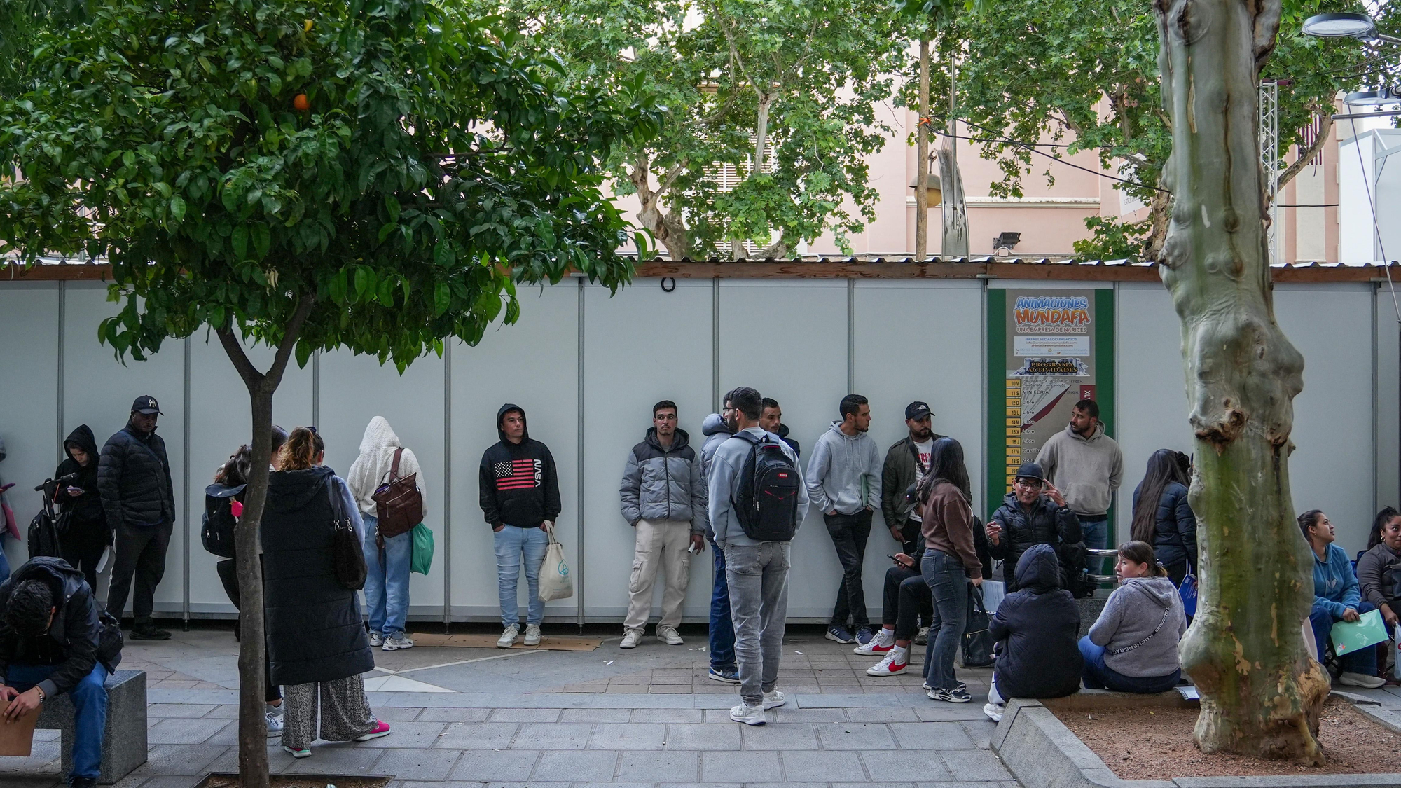 Largas colas de personas migrantes durante la atención presencial para su regularización