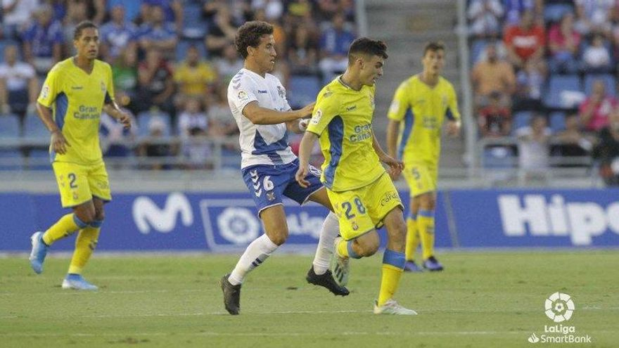 Pedri pelea por un balón con Luis MIlla en el derbi